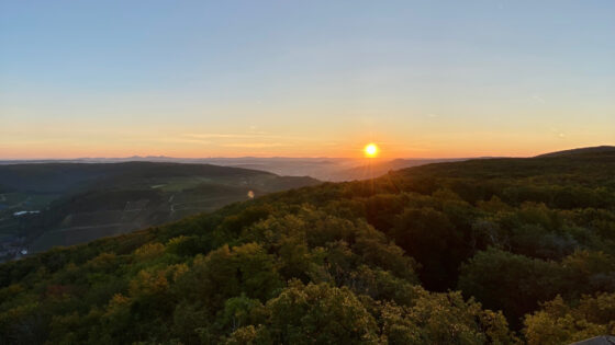 Blick vom Aussichtsturm Krausberg, während die Sonne über die Ahr- und Rheintäler aufgeht