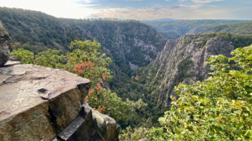 Blick in die Bodetal von dem Hexentanzplatz mit dem Brocken in der Ferne