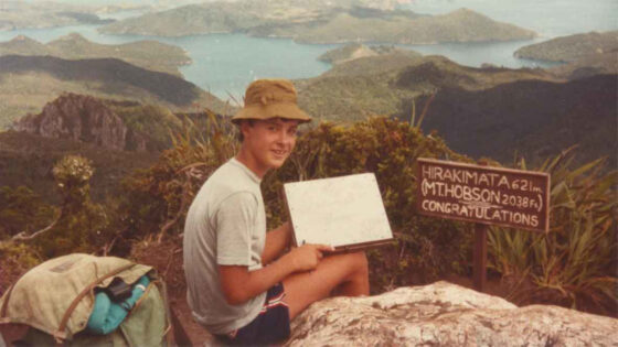 DerWanderer sitzt auf dem 621 m hohen Hirakimata-Berg auf Great Barrier Island in Neuseeland in den 1980er Jahren