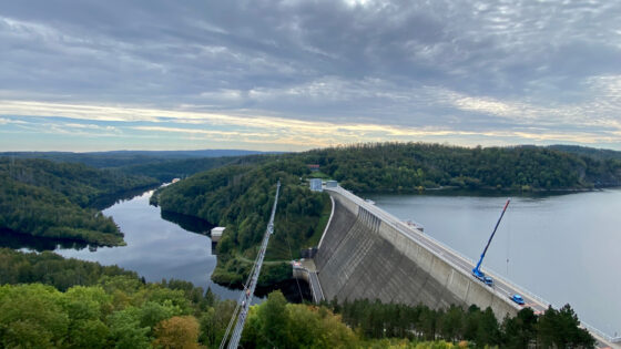Blick von einem Turm hinunter auf die Rappbodetalsperre und die Titan-RT Fußgängerhängebrücke