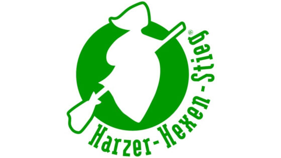 Das offizielle Logo des Harzer-Hexen-Stiegs in Grün und Weiß