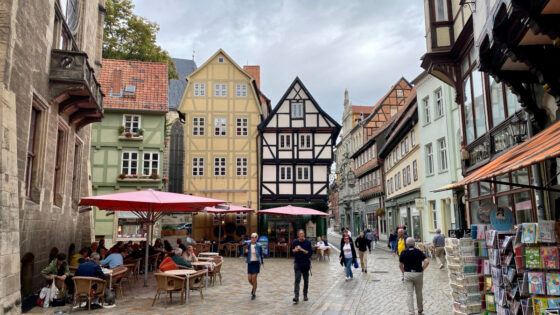 Blick auf einen kleinen Platz in Quedlinburg mit Fachwerkhäusern