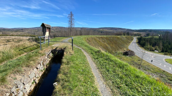 Blick entlang des Sperberhaier Damm-Aquädukts, wie Wasser in einen Tunnel verschwindet
