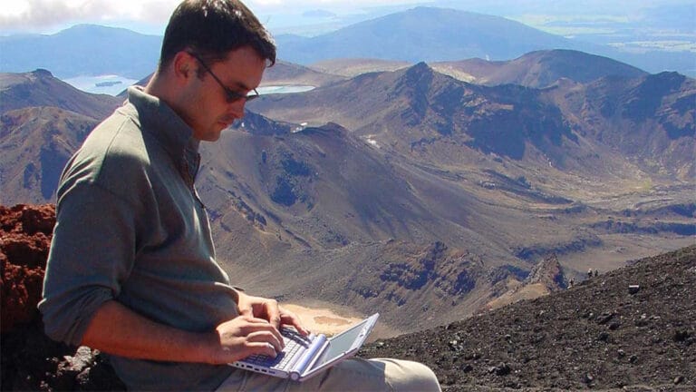 DerWanderer bloggend im Jahr 2001 vom Gipfel des Vulkans Ngauruhoe auf der Nordinsel Neuseelands