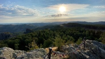 Blick vom Gipfel des Feldsteins bei den Bruchhauser Steinen auf dem Rothaarsteig im Sauerland