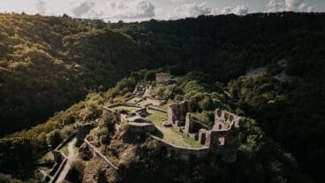 Drohnenaufnahme der Burgruine Schmidtburg auf dem Soonwaldsteig im Naheland