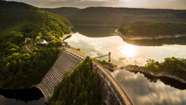 Die Urftalsperre am Eifelsteig im Nationalpark Eifel