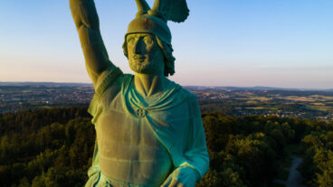 Drohnenaufnahme des Hermannsdenkmals auf dem Hermannsweg mit dem Teutoburger Wald im Hintergrund