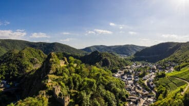 Ein Panoramablick auf Burg Are und das darunterliegende Dorf Altenahr im Ahrtal