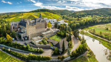 Eine Luftaufnahme des Klosters Kalvarienberg an den Ufern der Ahr bei Ahrweiler