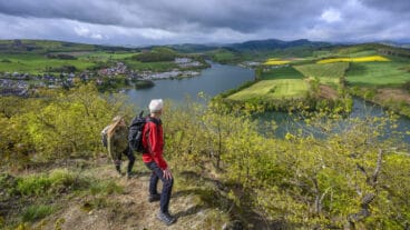 Zwei Wanderer blicken vom Aussichtspunkt Sankt Muffert über den Diemelsee