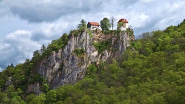 Ein Blick auf Schloss Bronnen am Donauberglandweg