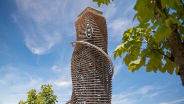 Der Harzturm in Torfhaus mit seiner umlaufenden Rutsche und der Skywalk-Brücke