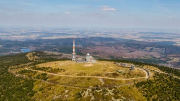 Eine Luftaufnahme des Brockenplateaus im Nationalpark Harz mit Blick nach Norden